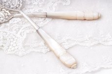 画像5: アンティークシルバー、純銀製 Walker & Hall  白蝶貝 デザートサービングスプーンペアセット (5)