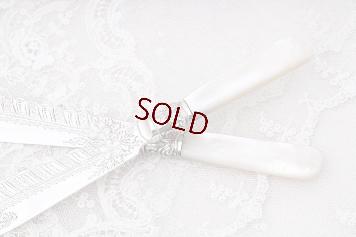 画像4: シルバープレート製 アンティークシルバー 1897年以前　白蝶貝 美装飾 バターナイフ ペアセット (4)