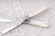 画像4: シルバープレート製 アンティークシルバー 1897年以前　白蝶貝 美装飾 バターナイフ ペアセット (4)