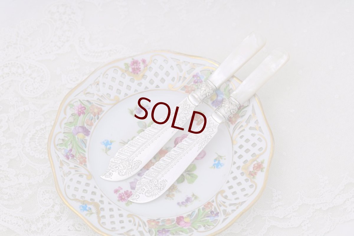 画像6: シルバープレート製 アンティークシルバー 1897年以前　白蝶貝 美装飾 バターナイフ ペアセット (6)