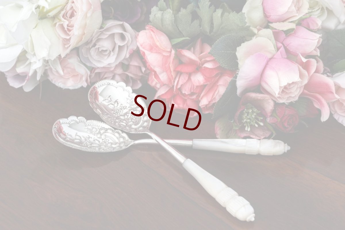 画像1: アンティークシルバー、純銀製 Walker & Hall  白蝶貝 デザートサービングスプーンペアセット (1)