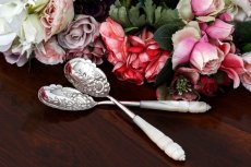 画像1: アンティークシルバー、純銀製 Walker & Hall  白蝶貝 デザートサービングスプーンペアセット (1)