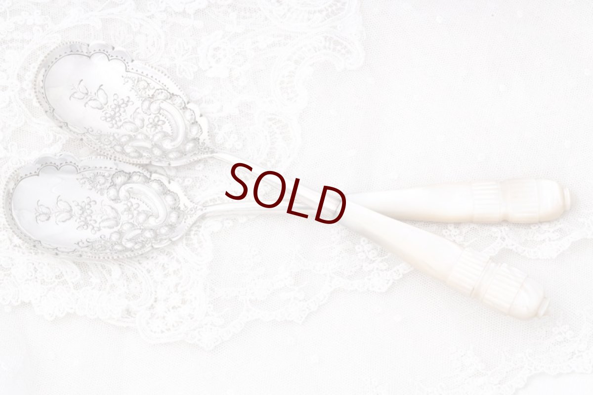 画像2: アンティークシルバー、純銀製 Walker & Hall  白蝶貝 デザートサービングスプーンペアセット (2)