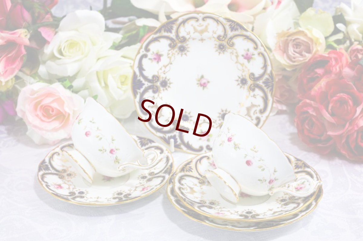 画像1: アンティーク陶磁器　コールポート　総手描き　薔薇とスクロール、金彩　ペア　ティーカップトリオセット (1)