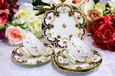 画像1: アンティーク陶磁器　コールポート　総手描き　薔薇とスクロール、金彩　ペア　ティーカップトリオセット (1)