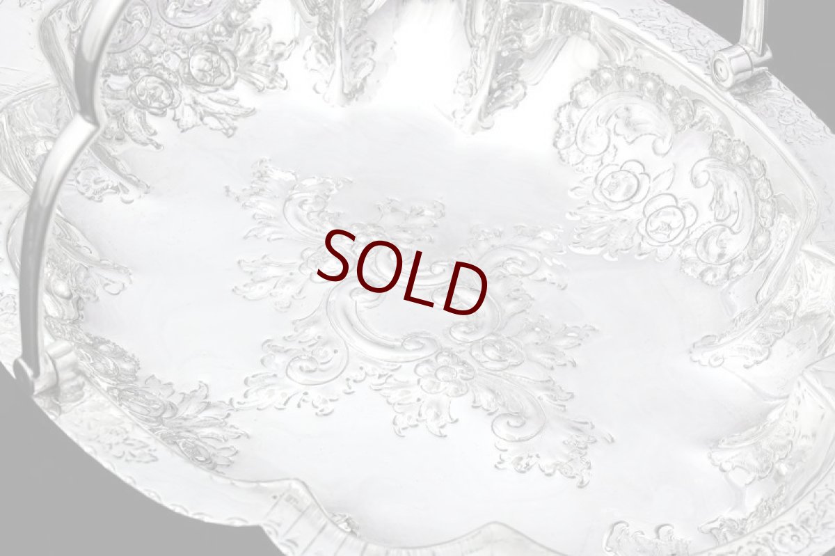 画像2: アンティークシルバー ヴィクトリアン シルバープレート 美彫 薔薇お花とスクロール、ケーキバスケット (2)