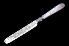 画像4: アンティークシルバー 純銀製(925) 白蝶貝ハンドル 美彫刻 デザートカトラリー １組セット (4)