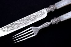 画像3: アンティークシルバー 純銀製(925) 白蝶貝ハンドル 美彫刻 デザートカトラリー １組セット (3)