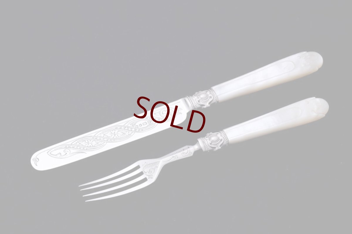 画像1: アンティークシルバー 純銀製(925) 白蝶貝ハンドル 美彫刻 デザートカトラリー １組セット (1)