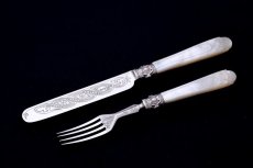 画像1: アンティークシルバー 純銀製(925) 白蝶貝ハンドル 美彫刻 デザートカトラリー １組セット (1)