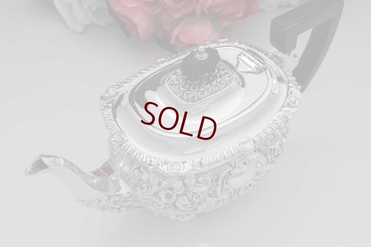 画像6: アンティークシルバー 純銀製(925 )1904年 ロココ調スクロールとお花の打ち出し バチェラーサイズ ティーセット (6)