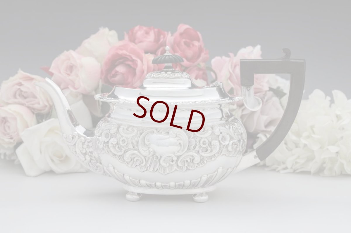 画像2: アンティークシルバー 純銀製(925 )1904年 ロココ調スクロールとお花の打ち出し バチェラーサイズ ティーセット (2)