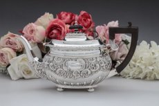 画像2: アンティークシルバー 純銀製(925 )1904年 ロココ調スクロールとお花の打ち出し バチェラーサイズ ティーセット (2)