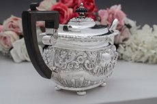 画像4: アンティークシルバー 純銀製(925 )1904年 ロココ調スクロールとお花の打ち出し バチェラーサイズ ティーセット (4)