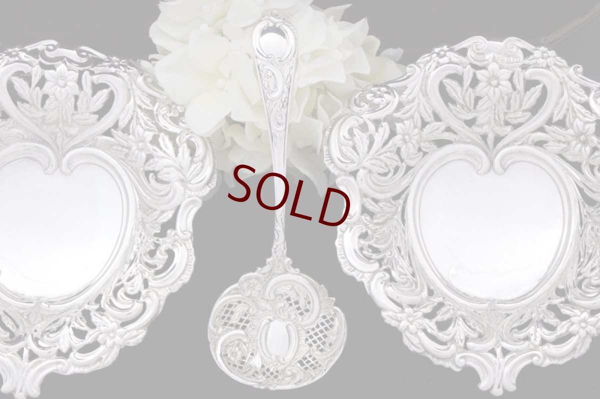 画像10: アンティークシルバー 純銀製(925) ハート型 ペア お花の透かし細工ボンボンディッシュ & シュガーシフタースプーンセット (10)