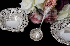 画像3: アンティークシルバー 純銀製(925) ハート型 ペア お花の透かし細工ボンボンディッシュ & シュガーシフタースプーンセット (3)