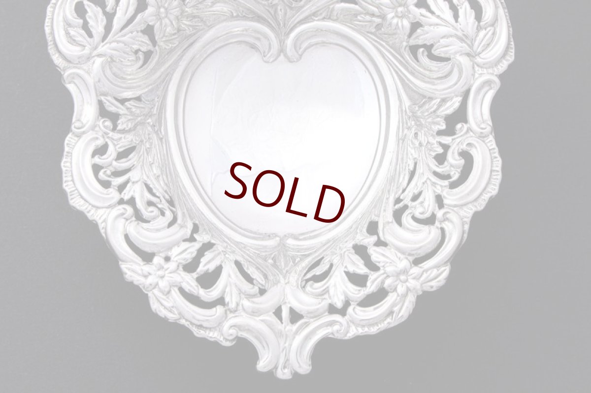 画像8: アンティークシルバー 純銀製(925) ハート型 ペア お花の透かし細工ボンボンディッシュ & シュガーシフタースプーンセット (8)