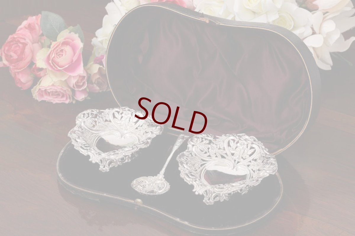 画像2: アンティークシルバー 純銀製(925) ハート型 ペア お花の透かし細工ボンボンディッシュ & シュガーシフタースプーンセット (2)