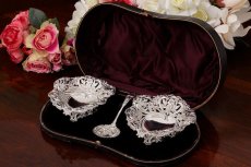 画像2: アンティークシルバー 純銀製(925) ハート型 ペア お花の透かし細工ボンボンディッシュ & シュガーシフタースプーンセット (2)