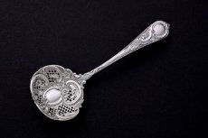 画像9: アンティークシルバー 純銀製(925) ハート型 ペア お花の透かし細工ボンボンディッシュ & シュガーシフタースプーンセット (9)