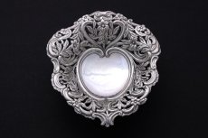 画像4: アンティークシルバー 純銀製(925) ハート型 ペア お花の透かし細工ボンボンディッシュ & シュガーシフタースプーンセット (4)