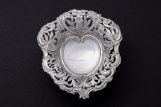 画像6: アンティークシルバー 純銀製(925) ハート型 ペア お花の透かし細工ボンボンディッシュ & シュガーシフタースプーンセット (6)