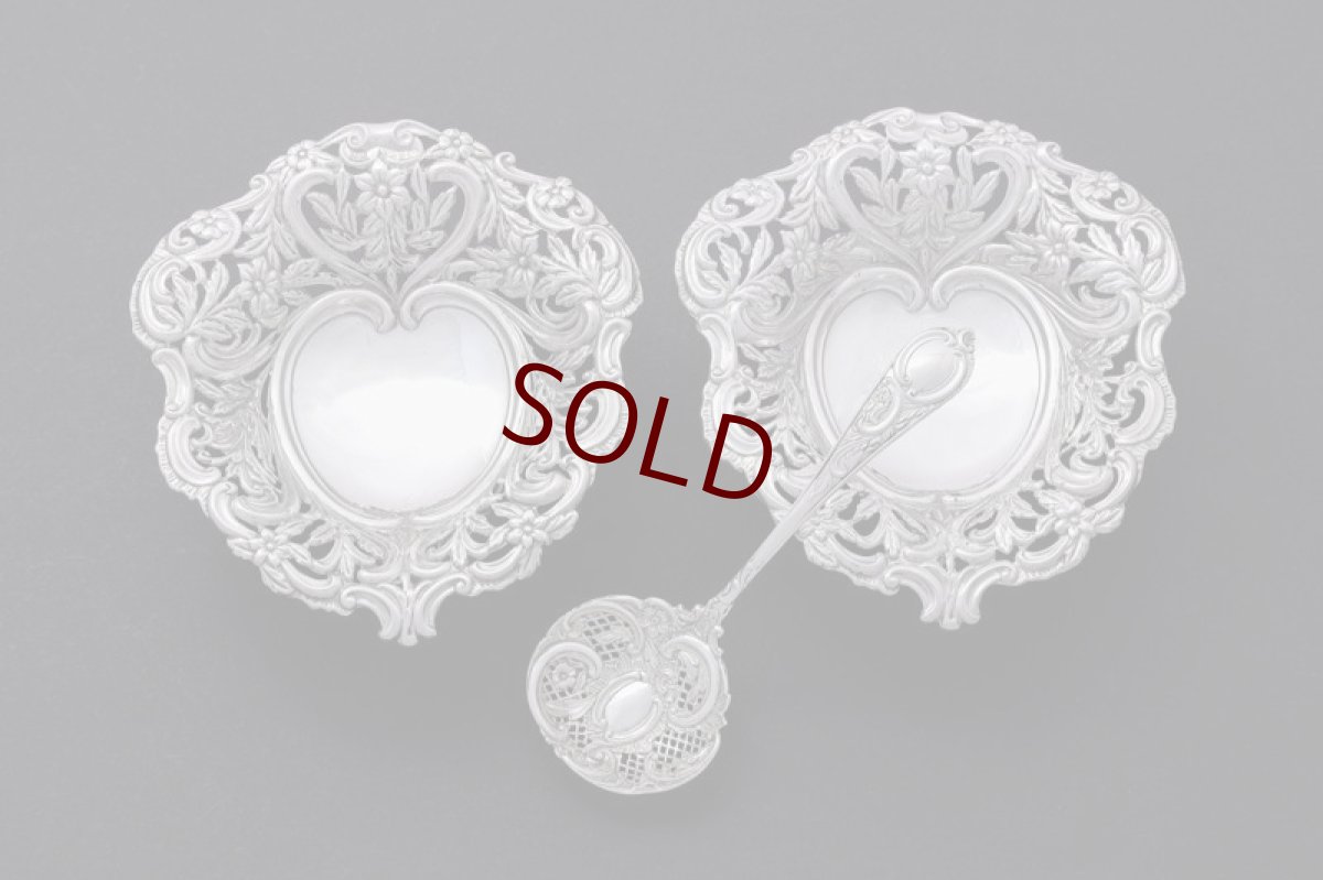 画像5: アンティークシルバー 純銀製(925) ハート型 ペア お花の透かし細工ボンボンディッシュ & シュガーシフタースプーンセット (5)