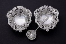 画像5: アンティークシルバー 純銀製(925) ハート型 ペア お花の透かし細工ボンボンディッシュ & シュガーシフタースプーンセット (5)