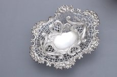 画像4: アンティークシルバー 純銀製(925)  1890年 リボンと ハートモチーフ ボンボンバスケット (4)