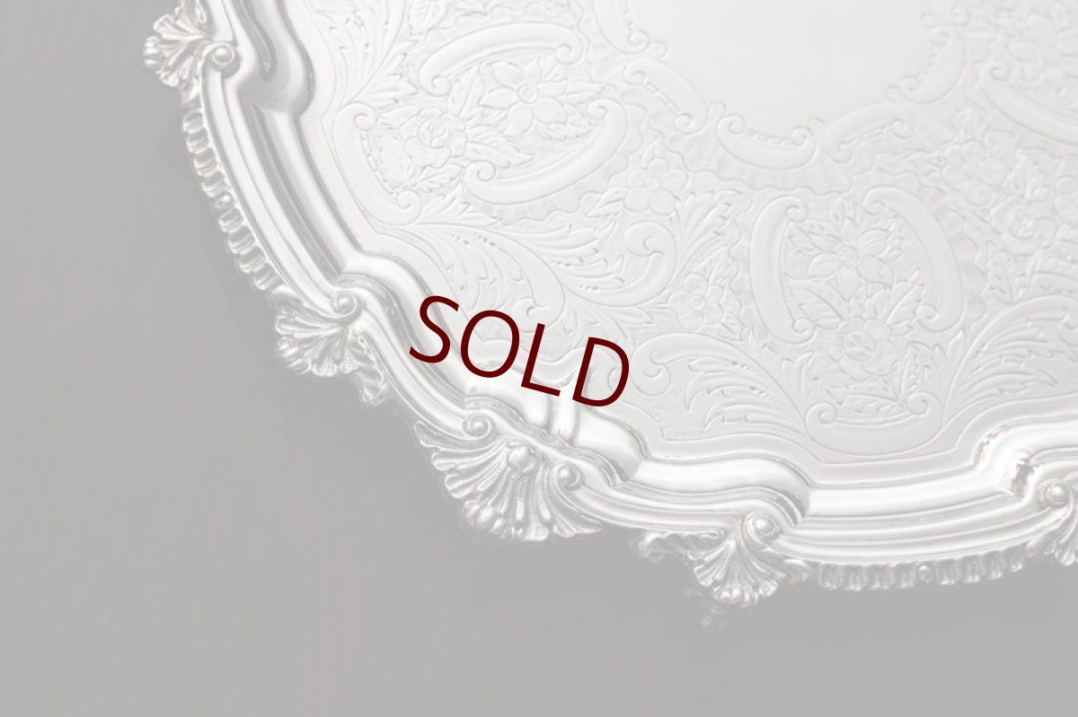 画像2: アンティークシルバー、シルバープレート製 1900年前後 貝のボーダー 薔薇、お花、スクロールの手彫り彫刻 27cm サルヴァ (2)