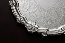 画像2: アンティークシルバー、シルバープレート製 1900年前後 貝のボーダー 薔薇、お花、スクロールの手彫り彫刻 27cm サルヴァ (2)