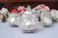 画像1: アンティークシルバー、シルバープレート製 ヴィクトリア時代後期 ハンドチェイシング ルイスタイル　ティー３点セット (1)