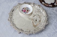 画像7: アンティークシルバー、シルバープレート製 1900年前後 貝のボーダー 薔薇、お花、スクロールの手彫り彫刻 27cm サルヴァ (7)