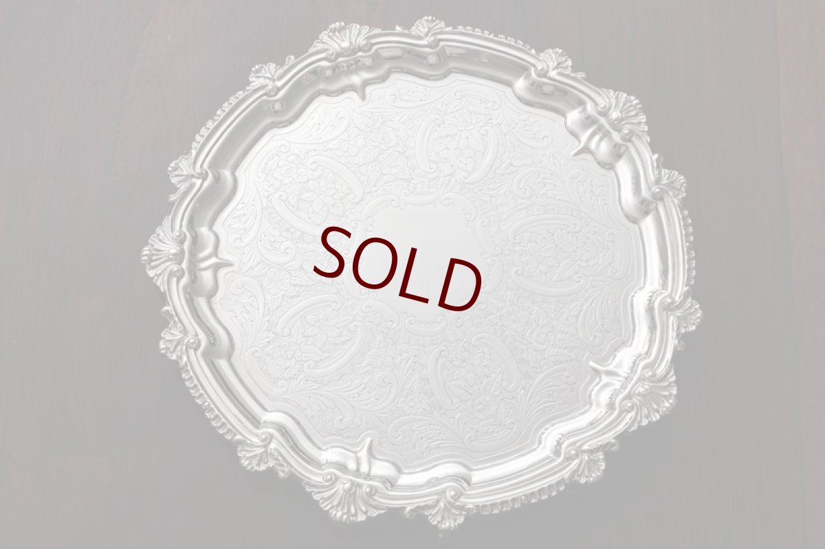 画像1: アンティークシルバー、シルバープレート製 1900年前後 貝のボーダー 薔薇、お花、スクロールの手彫り彫刻 27cm サルヴァ (1)