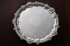 画像1: アンティークシルバー、シルバープレート製 1900年前後 貝のボーダー 薔薇、お花、スクロールの手彫り彫刻 27cm サルヴァ (1)