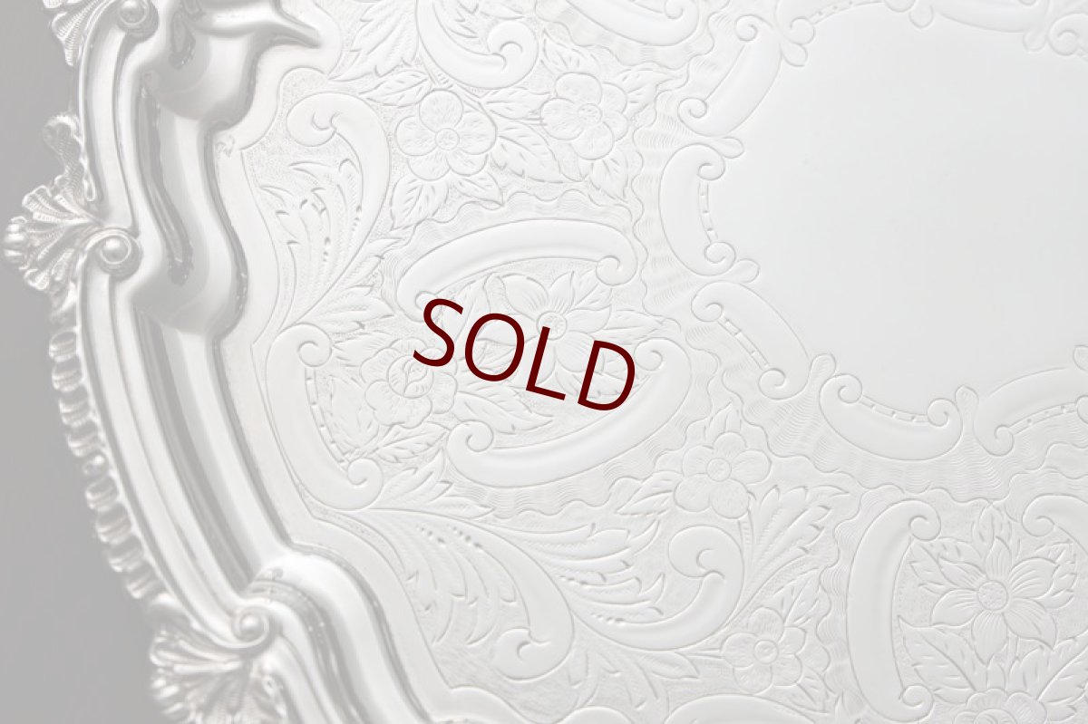 画像4: アンティークシルバー、シルバープレート製 1900年前後 貝のボーダー 薔薇、お花、スクロールの手彫り彫刻 27cm サルヴァ (4)