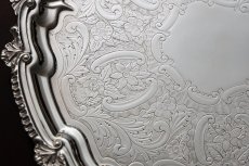 画像4: アンティークシルバー、シルバープレート製 1900年前後 貝のボーダー 薔薇、お花、スクロールの手彫り彫刻 27cm サルヴァ (4)