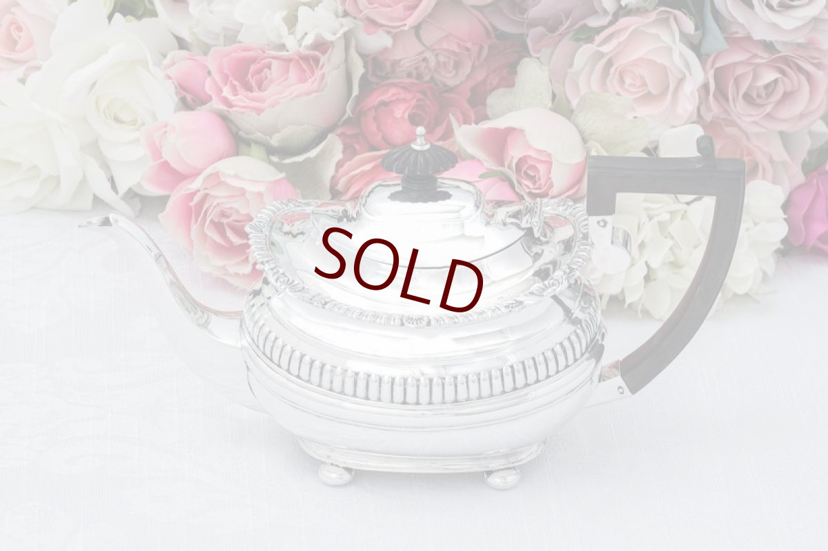 画像2: アンティークシルバー、純銀製(925)1904年 ガドルーンの縁取り バチェラーサイズ ティーポット (2)