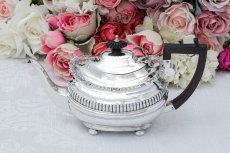 画像2: アンティークシルバー、純銀製(925)1904年 ガドルーンの縁取り バチェラーサイズ ティーポット (2)
