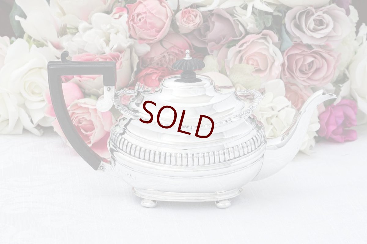 画像4: アンティークシルバー、純銀製(925)1904年 ガドルーンの縁取り バチェラーサイズ ティーポット (4)