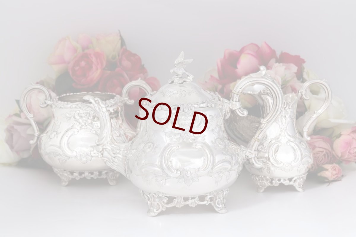 画像2: アンティークシルバー、シルバープレート製 ヴィクトリア時代後期 ハンドチェイシング ルイスタイル　ティー３点セット (2)