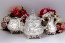 画像2: アンティークシルバー、シルバープレート製 ヴィクトリア時代後期 ハンドチェイシング ルイスタイル　ティー３点セット (2)