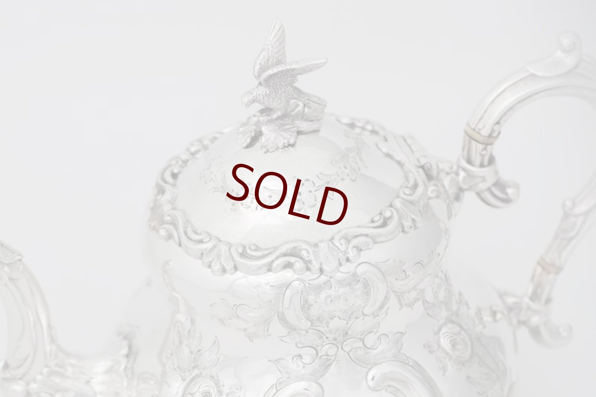 画像9: アンティークシルバー、シルバープレート製 ヴィクトリア時代後期 ハンドチェイシング ルイスタイル　ティー３点セット (9)