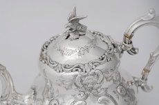 画像9: アンティークシルバー、シルバープレート製 ヴィクトリア時代後期 ハンドチェイシング ルイスタイル　ティー３点セット (9)