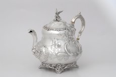 画像6: アンティークシルバー、シルバープレート製 ヴィクトリア時代後期 ハンドチェイシング ルイスタイル　ティー３点セット (6)