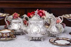 画像14: アンティークシルバー、シルバープレート製 ヴィクトリア時代後期 ハンドチェイシング ルイスタイル　ティー３点セット (14)