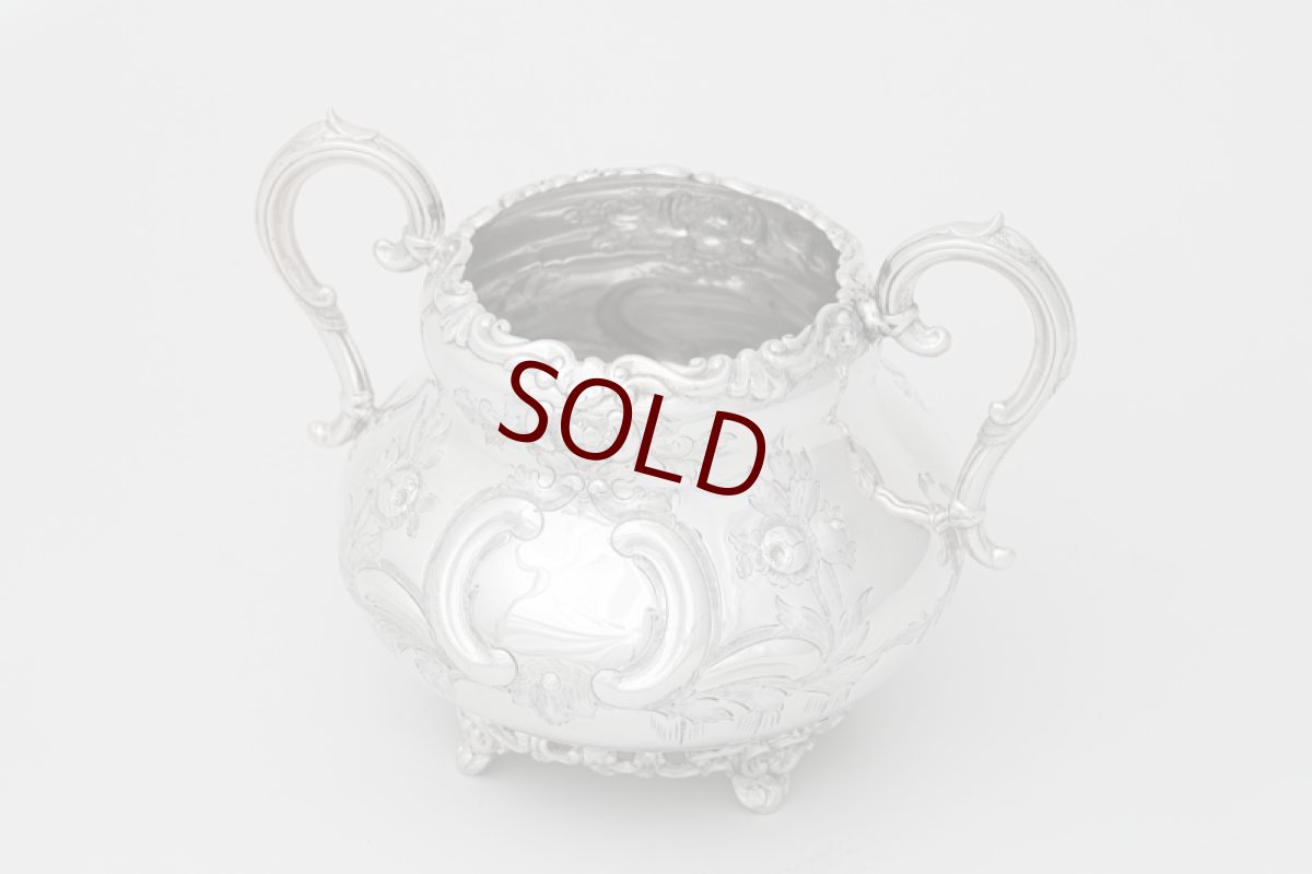 画像13: アンティークシルバー、シルバープレート製 ヴィクトリア時代後期 ハンドチェイシング ルイスタイル　ティー３点セット (13)