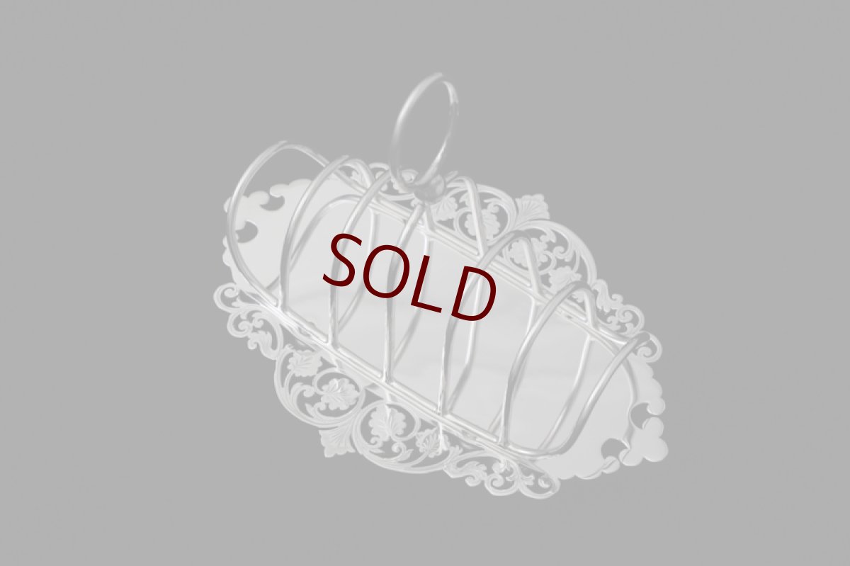 画像5: アンティークシルバー、ヴィクトリア時代後期 葉模様とスクロール ピアスワークのトーストラック (5)