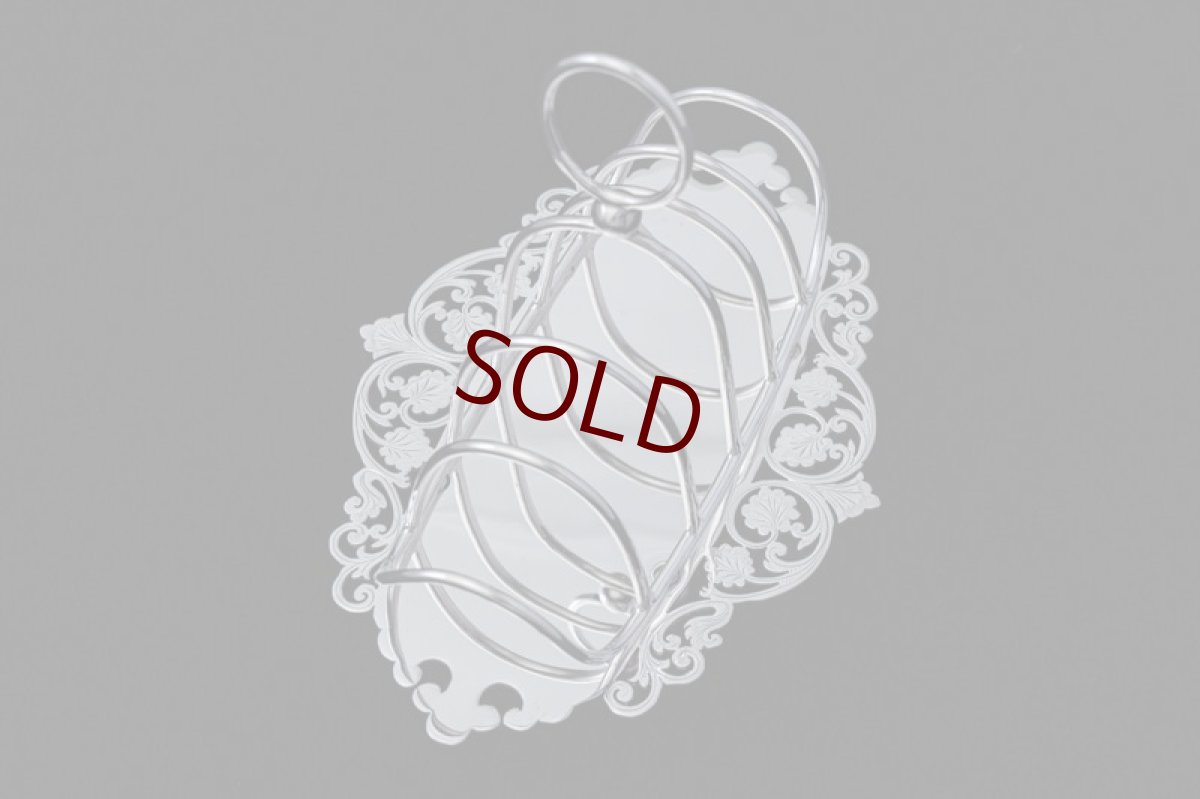 画像2: アンティークシルバー、ヴィクトリア時代後期 葉模様とスクロール ピアスワークのトーストラック (2)