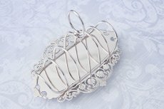 画像6: アンティークシルバー、ヴィクトリア時代後期 葉模様とスクロール ピアスワークのトーストラック (6)